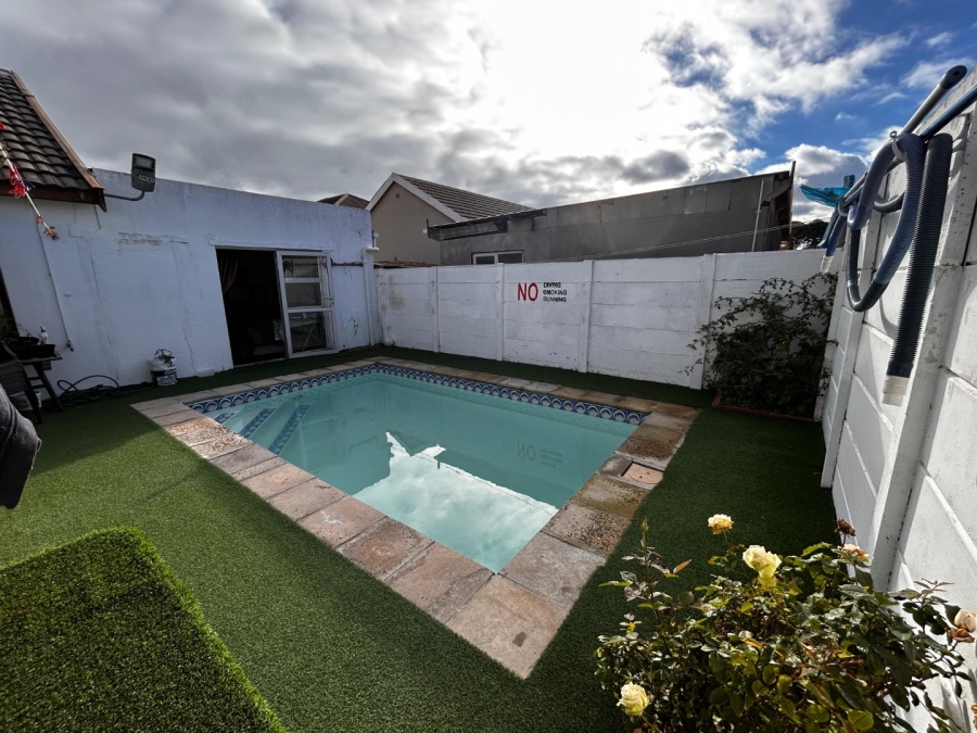 5 Bedroom Property for Sale in Colorado Park Western Cape